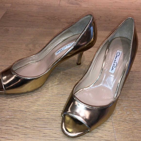 Oscar de la Renta Metallic Gold Peep Toe Pumps - Picture 5 of 6